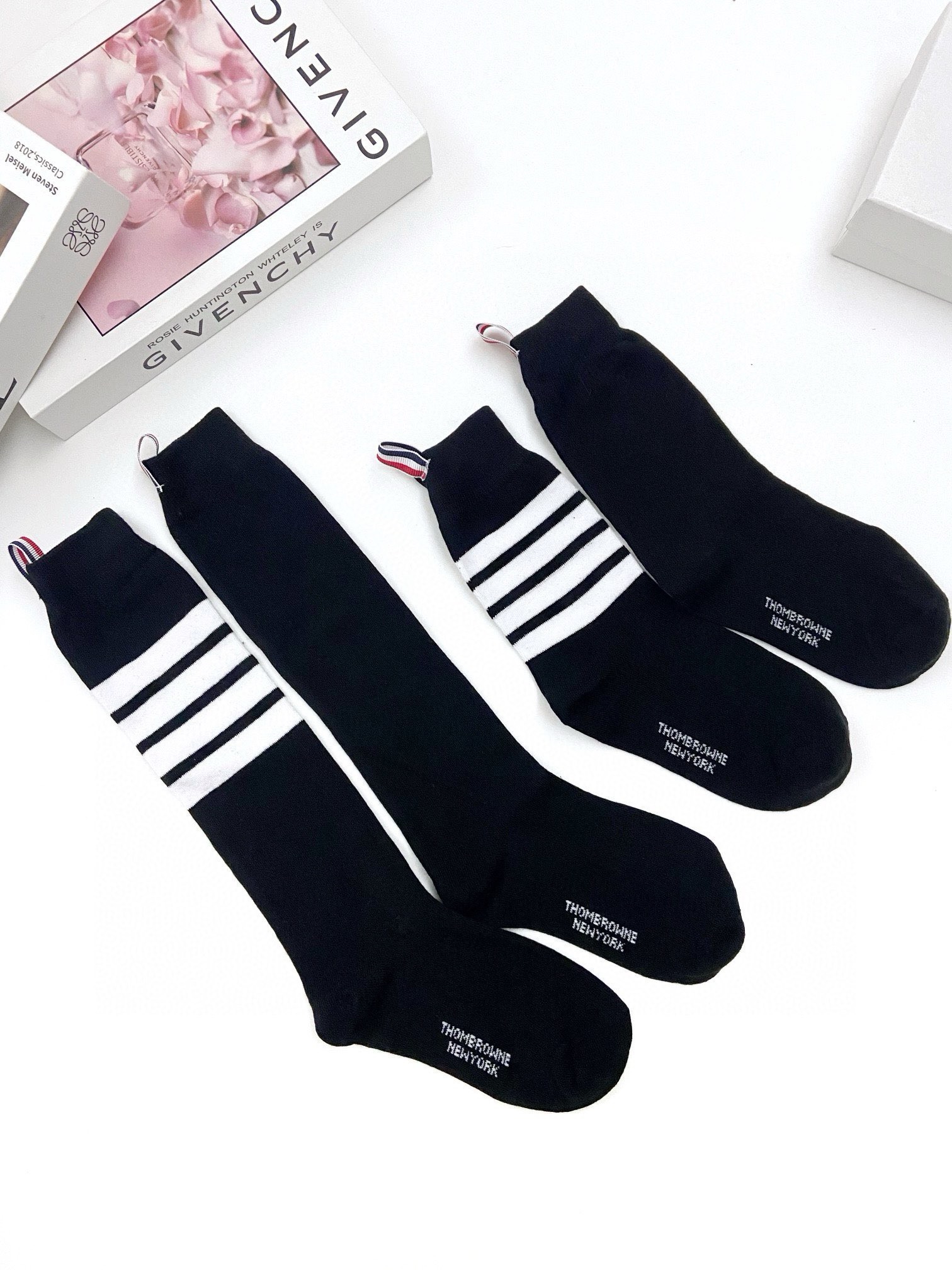 配原版盒 🌟【一盒2 双】 🌟THOM BROWNE · 桑姆 布朗尼❗ 🌟超级爆款！网红小腿袜，中筒袜+长筒袜，经典爆
