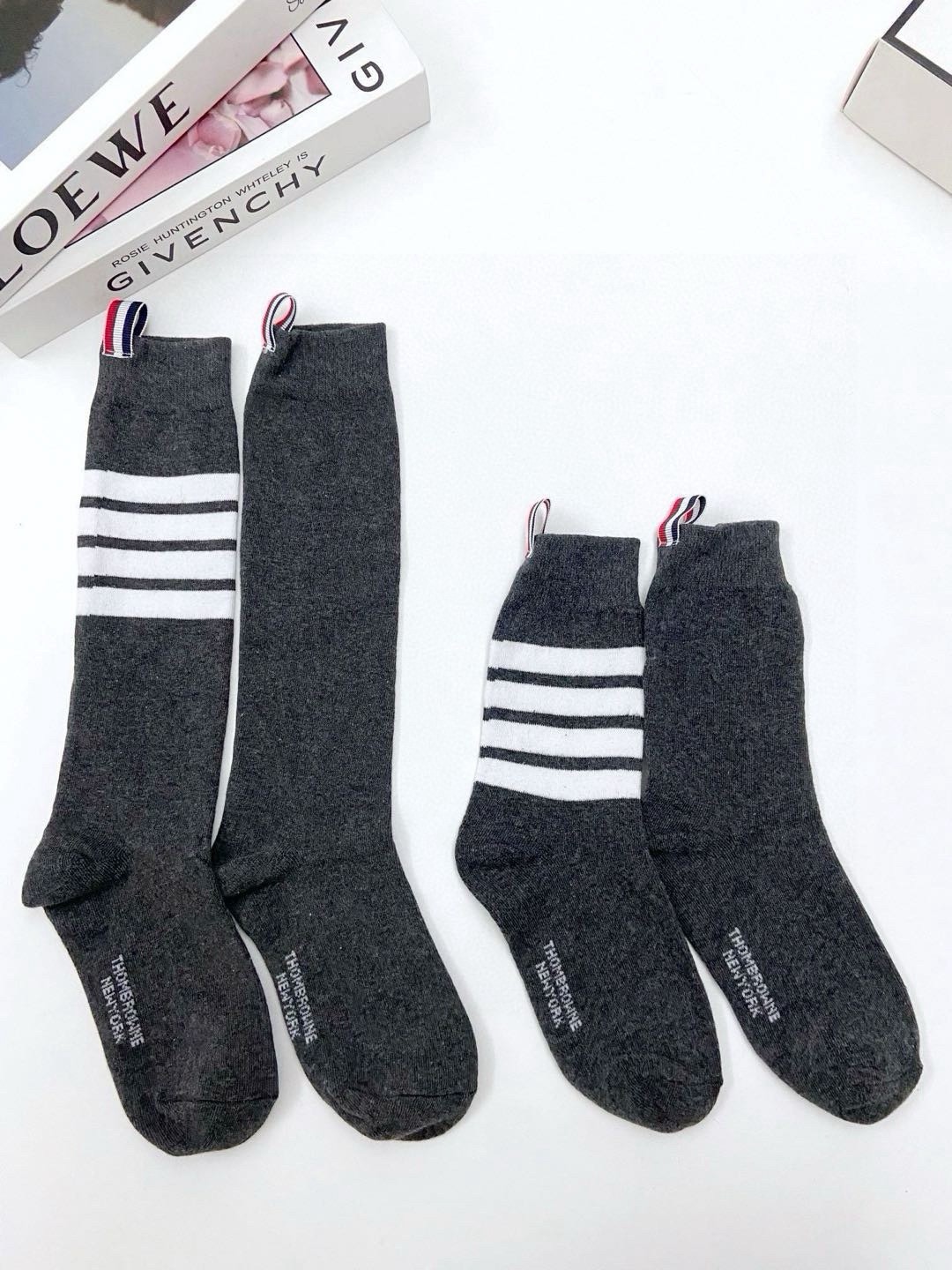 配原版盒 🌟【一盒2 双】 🌟THOM BROWNE · 桑姆 布朗尼❗ 🌟超级爆款！网红小腿袜，中筒袜+长筒袜，经典爆