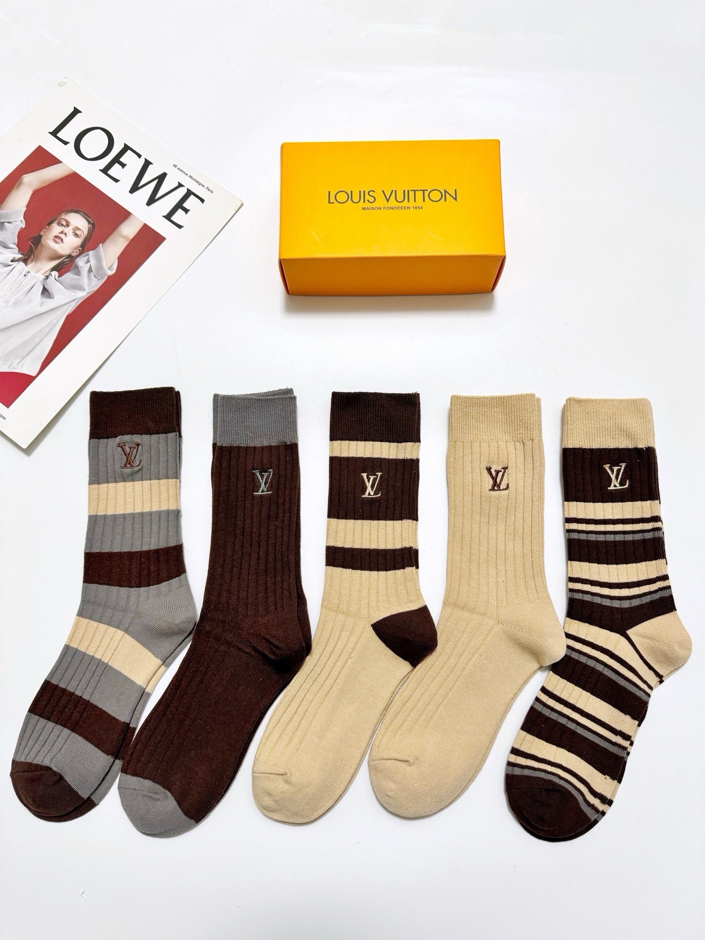 配包装 🌟【一盒5 双】 🌟 LV 路易威登 经典刺绣字母logo 纯棉中筒袜 ,ins超火爆小腿袜,纯棉面料,潮 配包装 🌟【一盒5 双】 🌟 LV 路易威登 经典刺绣字母logo 纯棉中筒袜 ,ins超火爆小腿袜,纯棉面料,潮