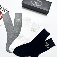 配包装 🌟【一盒3 双】 🌟 Prada 经典字母logo纯棉 中筒袜 🌟经典配色个性时尚 🌟ins爆款!专柜在售i 配包装 🌟【一盒3 双】 🌟 Prada 经典字母logo纯棉 中筒袜 🌟经典配色个性时尚 🌟ins爆款!专柜在售i