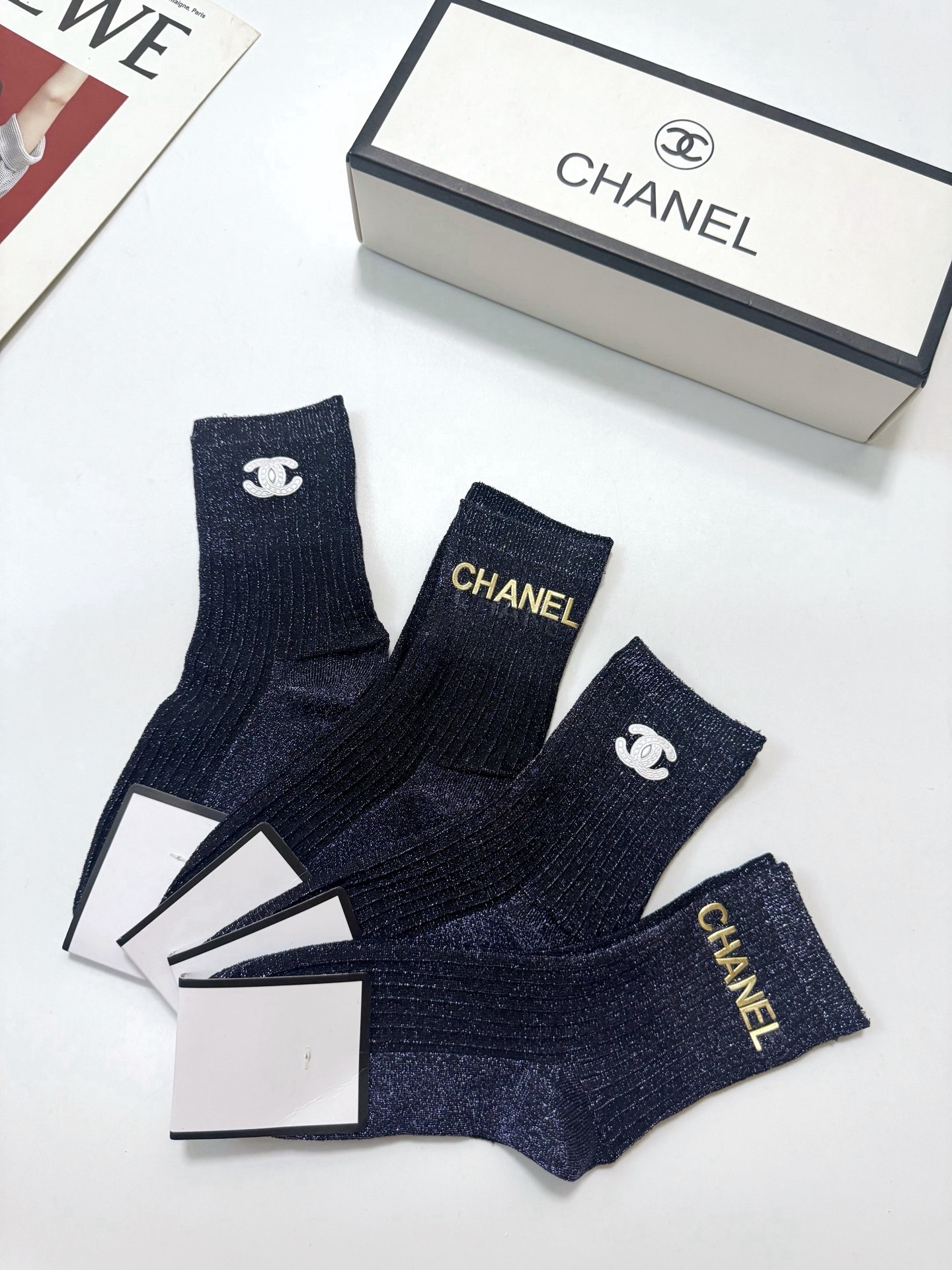配包装 🌟【一盒4双】 🌟 Chanel 香奈儿 经典字母logo金银丝混纺中筒袜   🌟经典配色个性时尚 🌟ins爆款