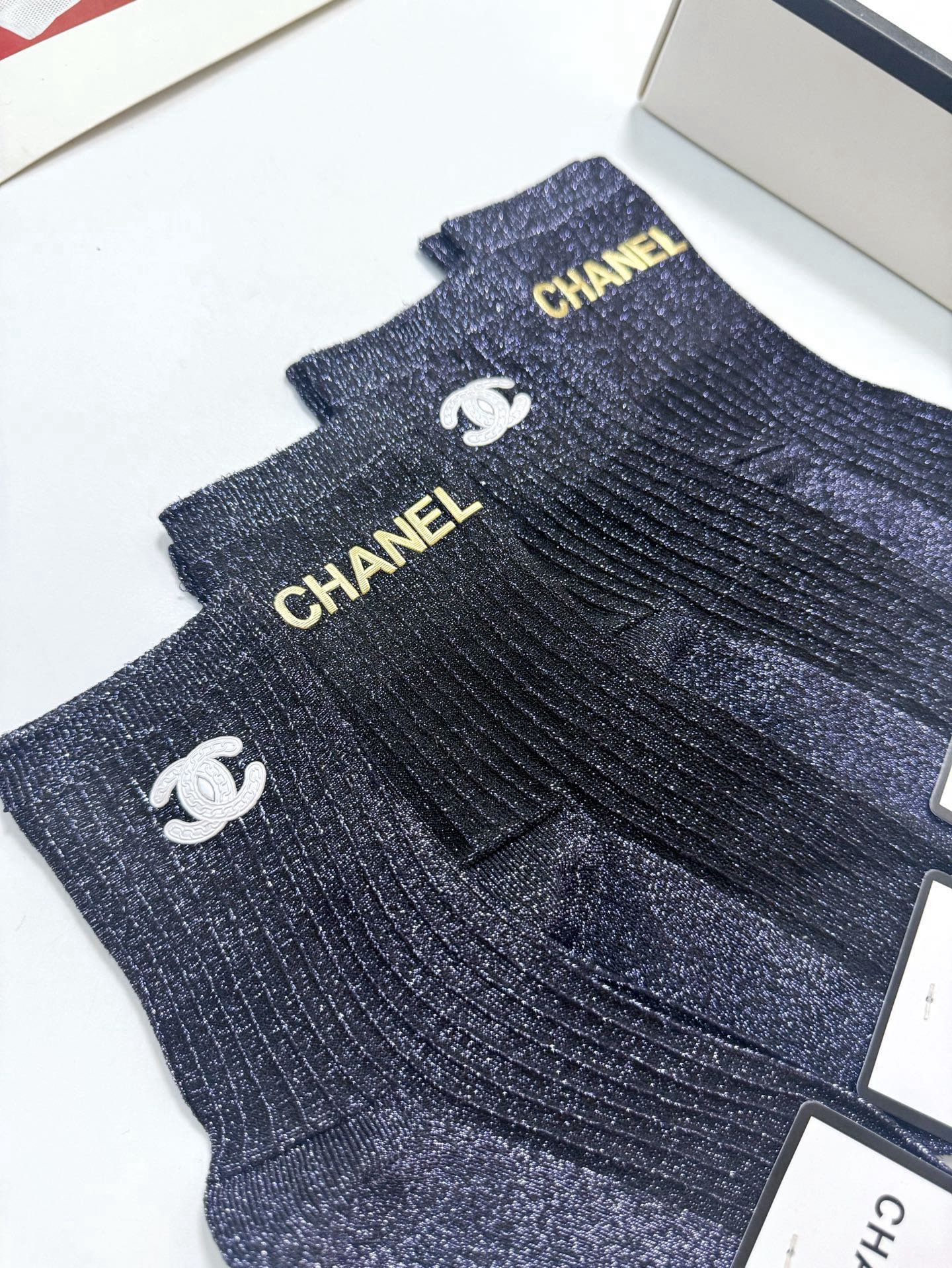 配包装 🌟【一盒4双】 🌟 Chanel 香奈儿 经典字母logo金银丝混纺中筒袜   🌟经典配色个性时尚 🌟ins爆款