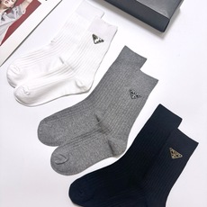 配包装 🌟【一盒3 双】 🌟Prada 普拉达 经典字母logo 纯棉长筒袜 ,ins火爆纯色设计,潮人必备 ,个 配包装 🌟【一盒3 双】 🌟Prada 普拉达 经典字母logo 纯棉长筒袜 ,ins火爆纯色设计,潮人必备 ,个