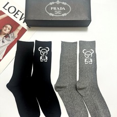 配包装 🌟【一盒2双】 🌟Prada 普拉达 经典字母logo纯棉中筒袜 🌟ins爆款!专柜在售ing 🌟好看到爆炸 配包装 🌟【一盒2双】 🌟Prada 普拉达 经典字母logo纯棉中筒袜 🌟ins爆款!专柜在售ing 🌟好看到爆炸