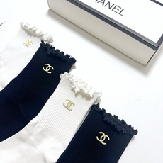配包装 🌟【一盒4双】 🌟Chanel 香奈儿 经典纯色 字母logo 纯棉木耳边中筒袜 🌟ins爆款!专柜在售ing 配包装 🌟【一盒4双】 🌟Chanel 香奈儿 经典纯色 字母logo 纯棉木耳边中筒袜 🌟ins爆款!专柜在售ing