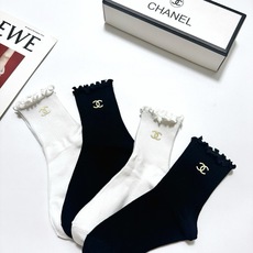 配包装 🌟【一盒4双】 🌟Chanel 香奈儿 经典纯色 字母logo 纯棉木耳边中筒袜 🌟ins爆款!专柜在售ing 配包装 🌟【一盒4双】 🌟Chanel 香奈儿 经典纯色 字母logo 纯棉木耳边中筒袜 🌟ins爆款!专柜在售ing