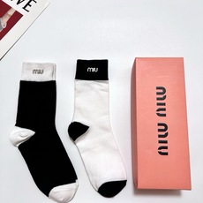 配包装 🌟【一盒2双】 🌟miumiu 缪缪 经典字母logo 纯棉中筒袜 ,ins超火爆短袜,纯棉面料,潮人必备 配包装 🌟【一盒2双】 🌟miumiu 缪缪 经典字母logo 纯棉中筒袜 ,ins超火爆短袜,纯棉面料,潮人必备