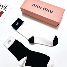 配包装 🌟【一盒2双】 🌟miumiu 缪缪 经典字母logo 纯棉中筒袜 ,ins超火爆短袜,纯棉面料,潮人必备 配包装 🌟【一盒2双】 🌟miumiu 缪缪 经典字母logo 纯棉中筒袜 ,ins超火爆短袜,纯棉面料,潮人必备