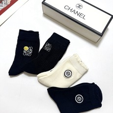配包装 🌟【一盒4 双】 🌟Chanel 香奈儿/罗意威 经典字母logo 羊绒 中筒袜 ,ins超火爆短袜,软糯 配包装 🌟【一盒4 双】 🌟Chanel 香奈儿/罗意威 经典字母logo 羊绒 中筒袜 ,ins超火爆短袜,软糯