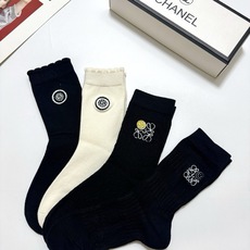 配包装 🌟【一盒4 双】 🌟Chanel 香奈儿/罗意威 经典字母logo 羊绒 中筒袜 ,ins超火爆短袜,软糯 配包装 🌟【一盒4 双】 🌟Chanel 香奈儿/罗意威 经典字母logo 羊绒 中筒袜 ,ins超火爆短袜,软糯
