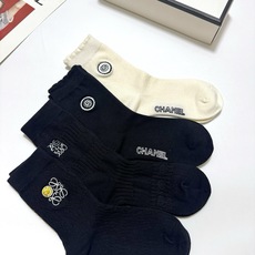 配包装 🌟【一盒4 双】 🌟Chanel 香奈儿/罗意威 经典字母logo 羊绒 中筒袜 ,ins超火爆短袜,软糯 配包装 🌟【一盒4 双】 🌟Chanel 香奈儿/罗意威 经典字母logo 羊绒 中筒袜 ,ins超火爆短袜,软糯