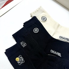 配包装 🌟【一盒4 双】 🌟Chanel 香奈儿/罗意威 经典字母logo 羊绒 中筒袜 ,ins超火爆短袜,软糯 配包装 🌟【一盒4 双】 🌟Chanel 香奈儿/罗意威 经典字母logo 羊绒 中筒袜 ,ins超火爆短袜,软糯