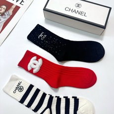 配包装 🌟一盒3双 🌟Chanel 香奈儿 经典字母logo纯棉中筒袜 🌟ins爆款!专柜在售ing 🌟好看到爆炸 配包装 🌟一盒3双 🌟Chanel 香奈儿 经典字母logo纯棉中筒袜 🌟ins爆款!专柜在售ing 🌟好看到爆炸