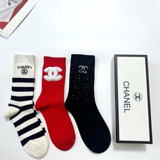 配包装 🌟一盒3双 🌟Chanel 香奈儿 经典字母logo纯棉中筒袜 🌟ins爆款!专柜在售ing 🌟好看到爆炸 配包装 🌟一盒3双 🌟Chanel 香奈儿 经典字母logo纯棉中筒袜 🌟ins爆款!专柜在售ing 🌟好看到爆炸