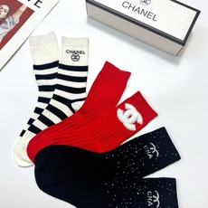 配包装 🌟一盒3双 🌟Chanel 香奈儿 经典字母logo纯棉中筒袜 🌟ins爆款!专柜在售ing 🌟好看到爆炸 配包装 🌟一盒3双 🌟Chanel 香奈儿 经典字母logo纯棉中筒袜 🌟ins爆款!专柜在售ing 🌟好看到爆炸