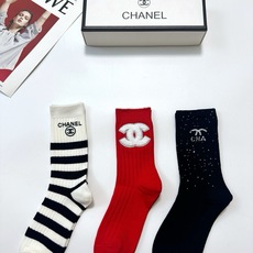 配包装 🌟一盒3双 🌟Chanel 香奈儿 经典字母logo纯棉中筒袜 🌟ins爆款!专柜在售ing 🌟好看到爆炸 配包装 🌟一盒3双 🌟Chanel 香奈儿 经典字母logo纯棉中筒袜 🌟ins爆款!专柜在售ing 🌟好看到爆炸