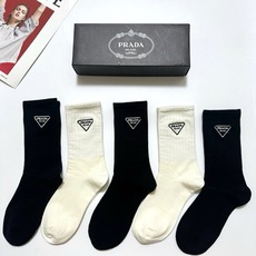 配包装 🌟【一盒5 双】 🌟Prada 普拉达 经典刺绣字母logo 纯棉中筒袜 ,ins超火爆小腿袜,纯棉面料 配包装 🌟【一盒5 双】 🌟Prada 普拉达 经典刺绣字母logo 纯棉中筒袜 ,ins超火爆小腿袜,纯棉面料