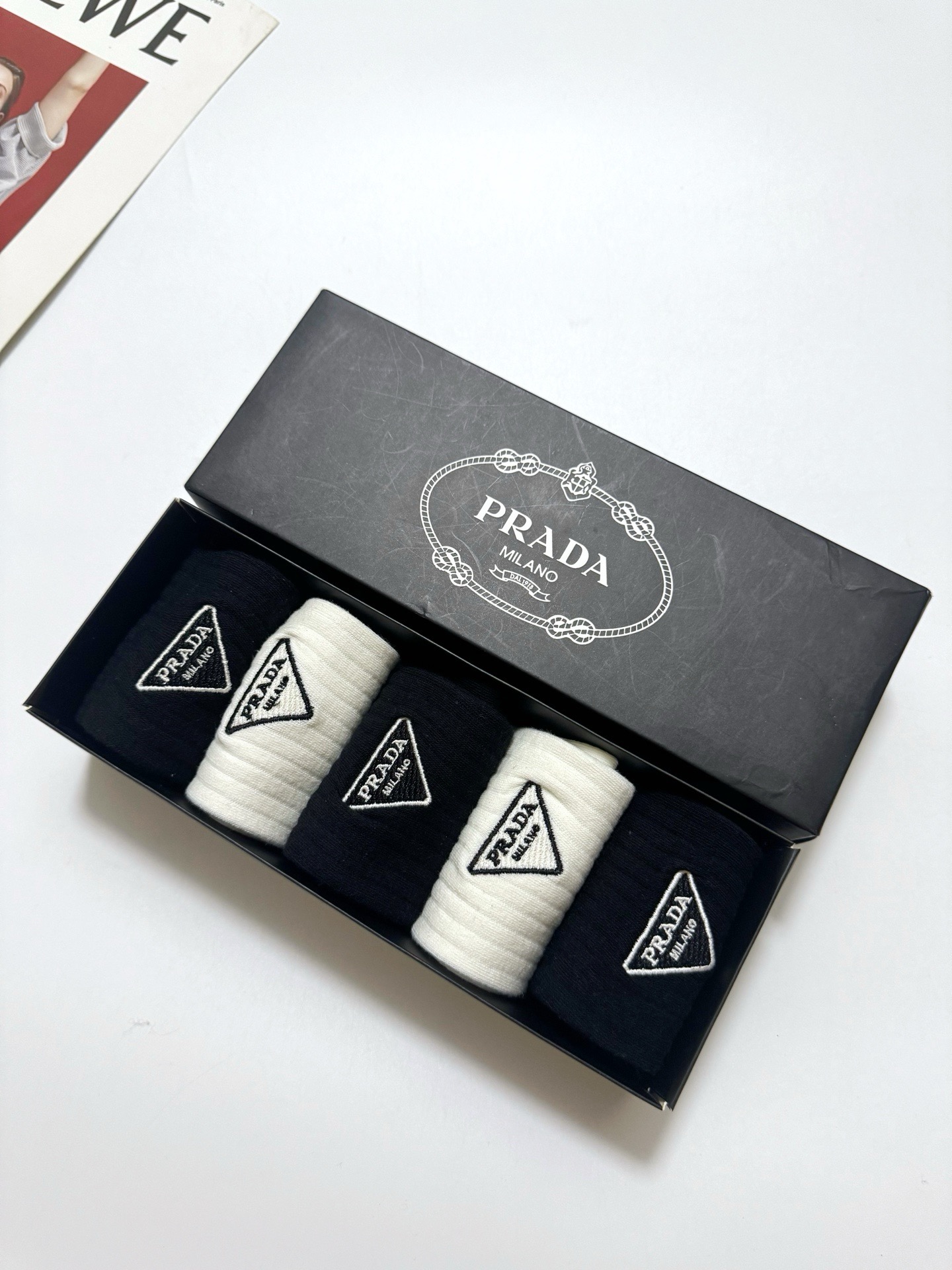 配包装 🌟【一盒5 双】  🌟Prada 普拉达  经典刺绣字母logo 纯棉中筒袜   ，ins超火爆小腿袜，纯棉面料