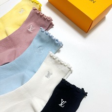 配包装 🌟【一盒5 双】 🌟LV 路易威登 经典刺绣字母logo 纯棉中筒袜 ,ins超火爆小腿袜,纯棉面料,潮人 配包装 🌟【一盒5 双】 🌟LV 路易威登 经典刺绣字母logo 纯棉中筒袜 ,ins超火爆小腿袜,纯棉面料,潮人