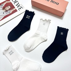 配包装 🌟【一盒4双】 🌟Chanel 香奈儿 /miumiu 缪缪 经典字母logo 木耳边纯棉中筒袜 经典纯色 🌟i 配包装 🌟【一盒4双】 🌟Chanel 香奈儿 /miumiu 缪缪 经典字母logo 木耳边纯棉中筒袜 经典纯色 🌟i