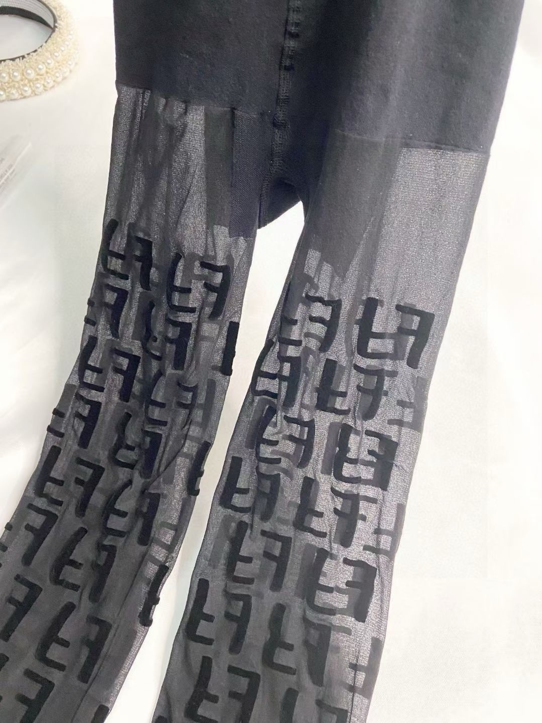 配包装【一盒一双】 🌟FENDI 双F经典植绒老花字母丝袜 🌟好看到爆炸 ，欧美大牌丝袜🔥官网同款！一比一高版本制作，可