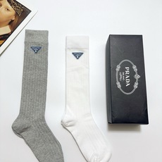 配包装 🌟【一盒2双】 🌟Prada 普拉达 经典字母logo纯棉袜 小腿堆堆袜,ins超火爆红人同款,精美 面料,潮 配包装 🌟【一盒2双】 🌟Prada 普拉达 经典字母logo纯棉袜 小腿堆堆袜,ins超火爆红人同款,精美 面料,潮