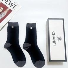 配包装 🌟【一盒2双】 🌟Chanel香奈儿 字母logo纯棉中筒袜 🌟重工装饰个性时尚 🌟ins爆款!专柜在售in 配包装 🌟【一盒2双】 🌟Chanel香奈儿 字母logo纯棉中筒袜 🌟重工装饰个性时尚 🌟ins爆款!专柜在售in