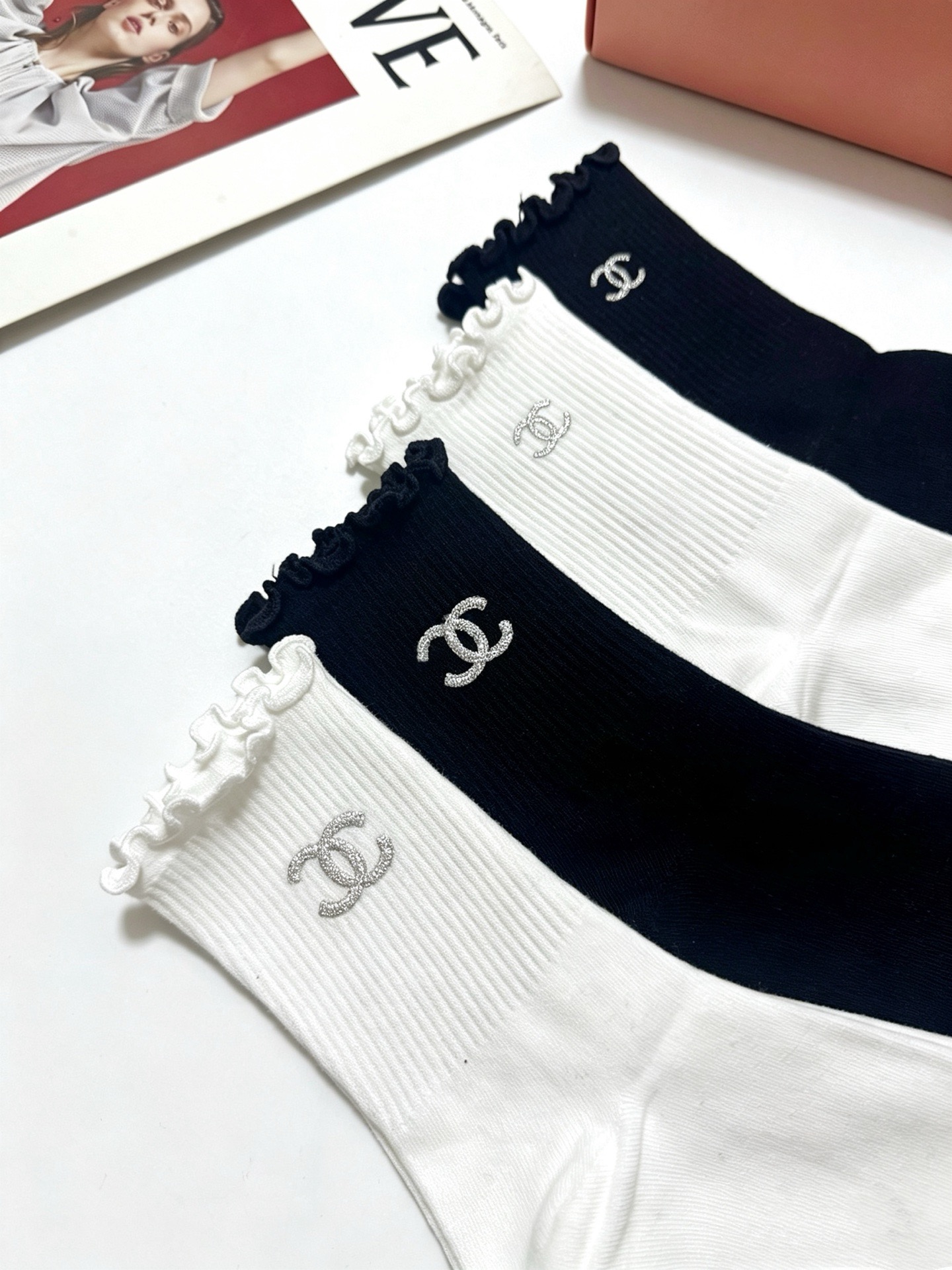 配包装 🌟【一盒4双】 🌟Chanel 香奈儿 经典字母logo 木耳边纯棉中筒袜 经典纯色 🌟ins爆款!专柜在售in 配包装 🌟【一盒4双】 🌟Chanel 香奈儿 经典字母logo 木耳边纯棉中筒袜 经典纯色 🌟ins爆款!专柜在售in