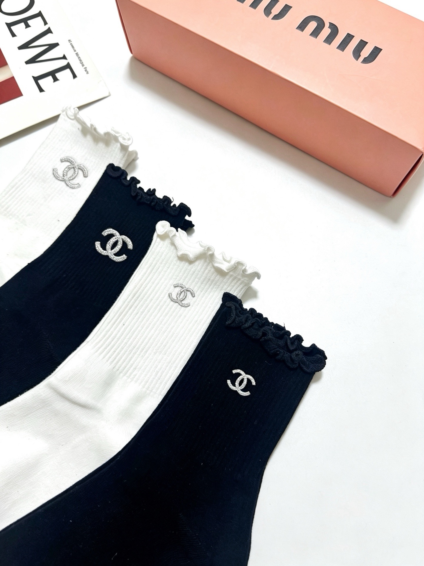 配包装 🌟【一盒4双】 🌟Chanel 香奈儿 经典字母logo 木耳边纯棉中筒袜 经典纯色 🌟ins爆款!专柜在售in 配包装 🌟【一盒4双】 🌟Chanel 香奈儿 经典字母logo 木耳边纯棉中筒袜 经典纯色 🌟ins爆款!专柜在售in