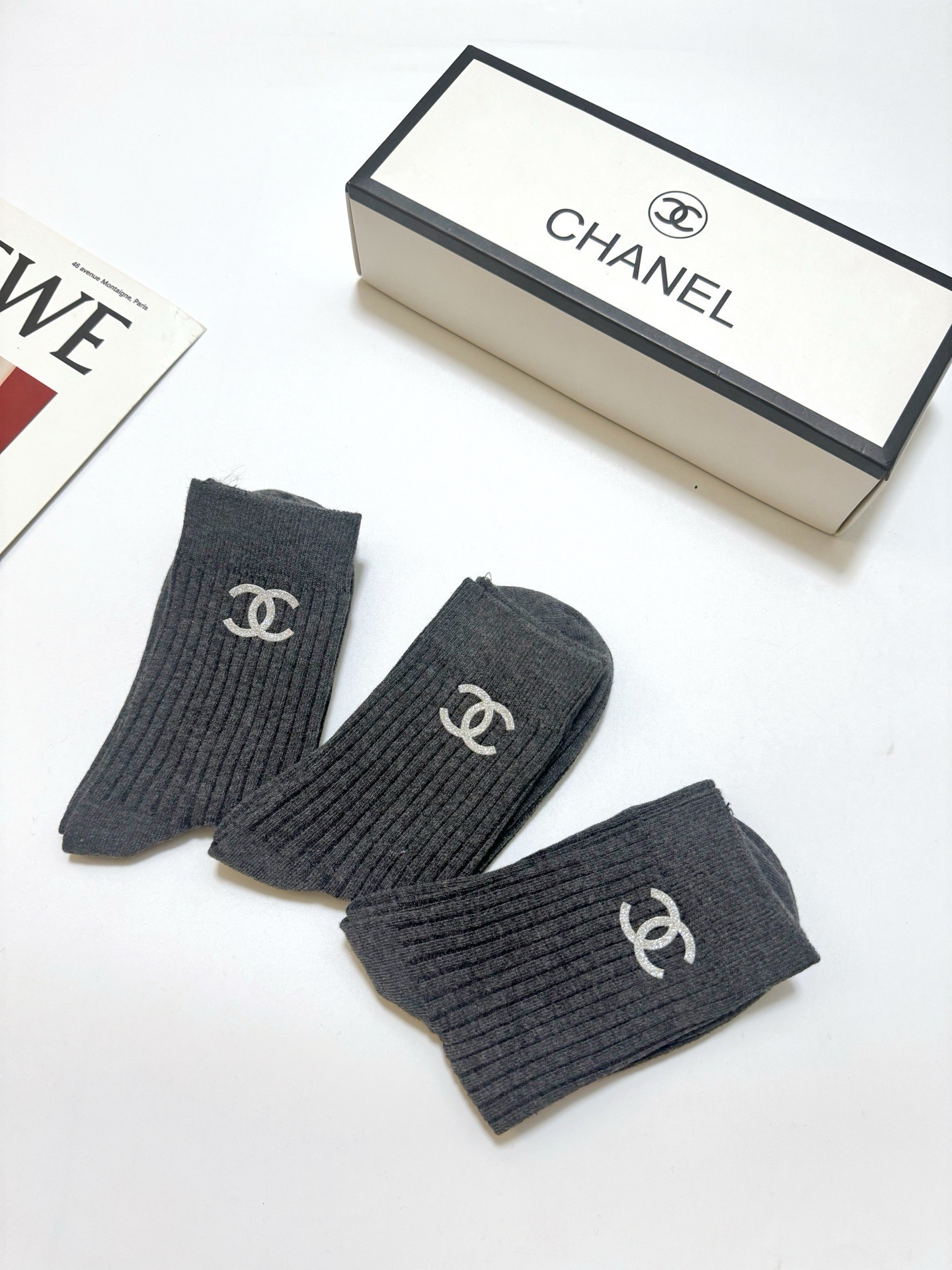 配包装 🌟【一盒3 双】 🌟Chanel 香奈儿 经典字母logo 中筒袜，纯棉竖纹堆堆袜  🌟ins爆款！专柜在售in