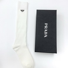 爆款回货 配包装 🌟【一盒一双】 🌟 Prada 普拉达 爆款经典三角标 字母 长筒袜 小腿袜🔥双针针织材质,超完美结 爆款回货 配包装 🌟【一盒一双】 🌟 Prada 普拉达 爆款经典三角标 字母 长筒袜 小腿袜🔥双针针织材质,超完美结