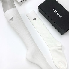 爆款回货 配包装 🌟【一盒一双】 🌟 Prada 普拉达 爆款经典三角标 字母 长筒袜 小腿袜🔥双针针织材质,超完美结 爆款回货 配包装 🌟【一盒一双】 🌟 Prada 普拉达 爆款经典三角标 字母 长筒袜 小腿袜🔥双针针织材质,超完美结