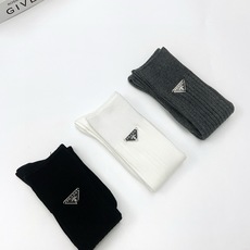 爆款回货 配包装 🌟【一盒一双】 🌟 Prada 普拉达 爆款经典三角标 字母 长筒袜 小腿袜🔥双针针织材质,超完美结 爆款回货 配包装 🌟【一盒一双】 🌟 Prada 普拉达 爆款经典三角标 字母 长筒袜 小腿袜🔥双针针织材质,超完美结