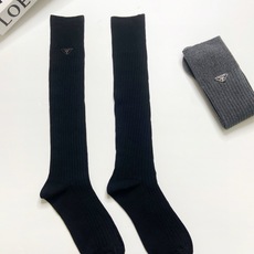 爆款回货 配包装 🌟【一盒一双】 🌟 Prada 普拉达 爆款经典三角标 字母 长筒袜 小腿袜🔥双针针织材质,超完美结 爆款回货 配包装 🌟【一盒一双】 🌟 Prada 普拉达 爆款经典三角标 字母 长筒袜 小腿袜🔥双针针织材质,超完美结