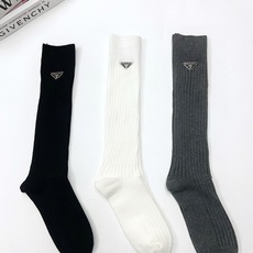 爆款回货 配包装 🌟【一盒一双】 🌟 Prada 普拉达 爆款经典三角标 字母 长筒袜 小腿袜🔥双针针织材质,超完美结 爆款回货 配包装 🌟【一盒一双】 🌟 Prada 普拉达 爆款经典三角标 字母 长筒袜 小腿袜🔥双针针织材质,超完美结