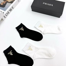 配包装 🌟【一盒4 双】 🌟Prada 普拉达 欧美大牌 经典字母logo 纯棉中筒袜 ,ins超火爆款式 ,超 配包装 🌟【一盒4 双】 🌟Prada 普拉达 欧美大牌 经典字母logo 纯棉中筒袜 ,ins超火爆款式 ,超