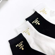 配包装 🌟【一盒4 双】 🌟Prada 普拉达 欧美大牌 经典字母logo 纯棉中筒袜 ,ins超火爆款式 ,超 配包装 🌟【一盒4 双】 🌟Prada 普拉达 欧美大牌 经典字母logo 纯棉中筒袜 ,ins超火爆款式 ,超