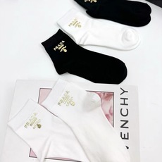 配包装 🌟【一盒4 双】 🌟Prada 普拉达 欧美大牌 经典字母logo 纯棉中筒袜 ,ins超火爆款式 ,超 配包装 🌟【一盒4 双】 🌟Prada 普拉达 欧美大牌 经典字母logo 纯棉中筒袜 ,ins超火爆款式 ,超