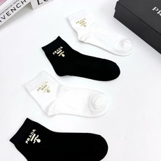 配包装 🌟【一盒4 双】 🌟Prada 普拉达 欧美大牌 经典字母logo 纯棉中筒袜 ,ins超火爆款式 ,超 配包装 🌟【一盒4 双】 🌟Prada 普拉达 欧美大牌 经典字母logo 纯棉中筒袜 ,ins超火爆款式 ,超