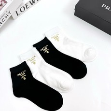 配包装 🌟【一盒4 双】 🌟Prada 普拉达 欧美大牌 经典字母logo 纯棉中筒袜 ,ins超火爆款式 ,超 配包装 🌟【一盒4 双】 🌟Prada 普拉达 欧美大牌 经典字母logo 纯棉中筒袜 ,ins超火爆款式 ,超