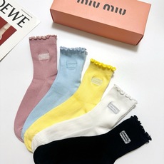 配包装 🌟【一盒5 双】 🌟缪缪 miumiu 经典刺绣字母logo 纯棉中筒袜 ,ins超火爆小腿袜,纯棉面料, 配包装 🌟【一盒5 双】 🌟缪缪 miumiu 经典刺绣字母logo 纯棉中筒袜 ,ins超火爆小腿袜,纯棉面料,