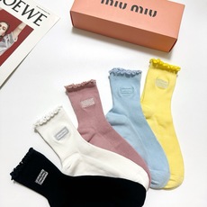 配包装 🌟【一盒5 双】 🌟缪缪 miumiu 经典刺绣字母logo 纯棉中筒袜 ,ins超火爆小腿袜,纯棉面料, 配包装 🌟【一盒5 双】 🌟缪缪 miumiu 经典刺绣字母logo 纯棉中筒袜 ,ins超火爆小腿袜,纯棉面料,