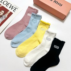 配包装 🌟【一盒5 双】 🌟缪缪 miumiu 经典刺绣字母logo 纯棉中筒袜 ,ins超火爆小腿袜,纯棉面料, 配包装 🌟【一盒5 双】 🌟缪缪 miumiu 经典刺绣字母logo 纯棉中筒袜 ,ins超火爆小腿袜,纯棉面料,