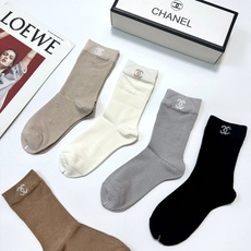 配包装 🌟【一盒5 双】 🌟Chanel 香奈儿 暗花字母logo纯棉中筒袜 🌟重工装饰个性时尚 🌟ins爆款!专柜 配包装 🌟【一盒5 双】 🌟Chanel 香奈儿 暗花字母logo纯棉中筒袜 🌟重工装饰个性时尚 🌟ins爆款!专柜