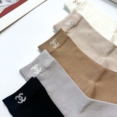 配包装 🌟【一盒5 双】 🌟Chanel 香奈儿 暗花字母logo纯棉中筒袜 🌟重工装饰个性时尚 🌟ins爆款!专柜 配包装 🌟【一盒5 双】 🌟Chanel 香奈儿 暗花字母logo纯棉中筒袜 🌟重工装饰个性时尚 🌟ins爆款!专柜