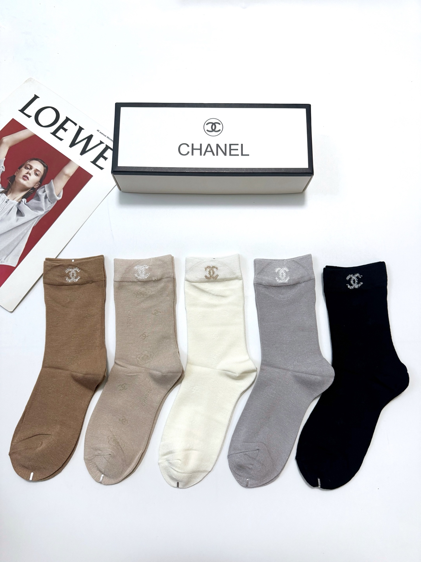 配包装 🌟【一盒5 双】 🌟Chanel 香奈儿 暗花字母logo纯棉中筒袜 🌟重工装饰个性时尚 🌟ins爆款!专柜 配包装 🌟【一盒5 双】 🌟Chanel 香奈儿 暗花字母logo纯棉中筒袜 🌟重工装饰个性时尚 🌟ins爆款!专柜