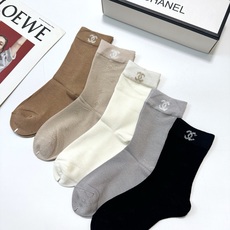配包装 🌟【一盒5 双】 🌟Chanel 香奈儿 暗花字母logo纯棉中筒袜 🌟重工装饰个性时尚 🌟ins爆款!专柜 配包装 🌟【一盒5 双】 🌟Chanel 香奈儿 暗花字母logo纯棉中筒袜 🌟重工装饰个性时尚 🌟ins爆款!专柜