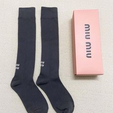 配包装 🌟【一盒一 双】 🌟缪缪 miumiu 经典字母logo纯棉袜 小腿堆堆袜,ins超火爆红人同款,精美 面料, 配包装 🌟【一盒一 双】 🌟缪缪 miumiu 经典字母logo纯棉袜 小腿堆堆袜,ins超火爆红人同款,精美 面料,