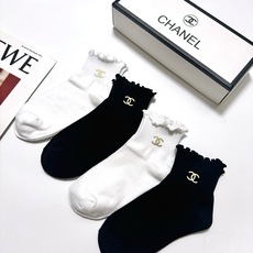 配包装 🌟【一盒4 双】 🌟Chanel 香奈儿 经典字母logo 透气纯棉花边短筒袜 ,ins超火爆红人同款,精美 配包装 🌟【一盒4 双】 🌟Chanel 香奈儿 经典字母logo 透气纯棉花边短筒袜 ,ins超火爆红人同款,精美
