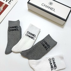 配包装 🌟【一盒4 双】 🌟Chanel 香奈儿 经典字母logo 纯棉中筒袜 ,ins超火爆红人同款,精美 面料,潮 配包装 🌟【一盒4 双】 🌟Chanel 香奈儿 经典字母logo 纯棉中筒袜 ,ins超火爆红人同款,精美 面料,潮